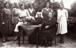 Blok Johanna 1866-1937 (met haar 7 dochters).jpg